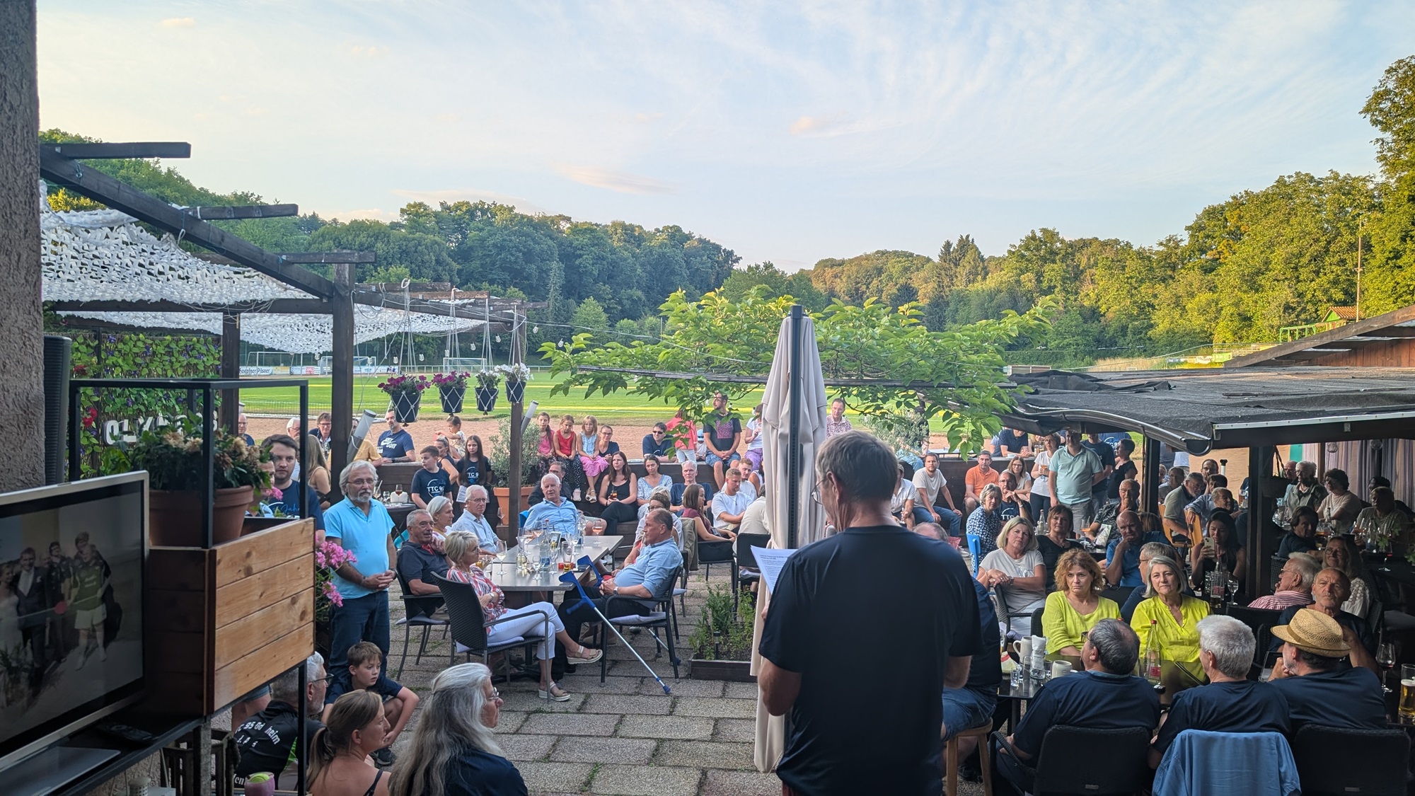 20250712_Schnes Ambiente im Biergarten_2_hp.jpg
